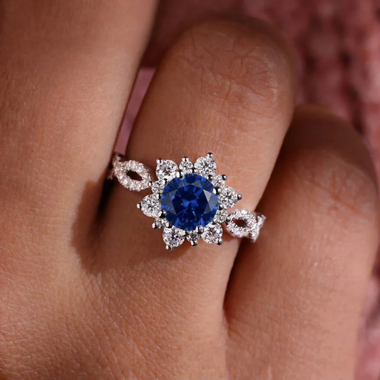 Anillo de Flor de Zafiro y Cristal | Oro Blanco
