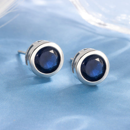 Aretes de Botón de Zafiro con Bisel | Oro Blanco