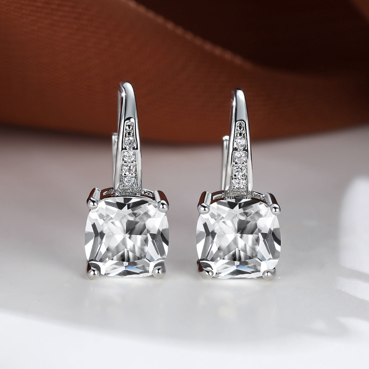 Aretes de Argolla con Piedra Mística | Oro Blanco