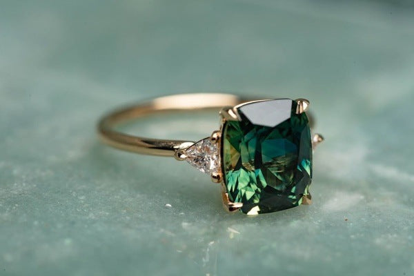 Anillo de Piedra Verde Estilo Vintage | Oro