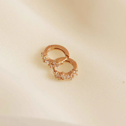 Aretes Huggie Cluster de Cristal | Oro Blanco