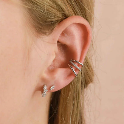 Aretes Huggie Cluster de Cristal | Oro Blanco