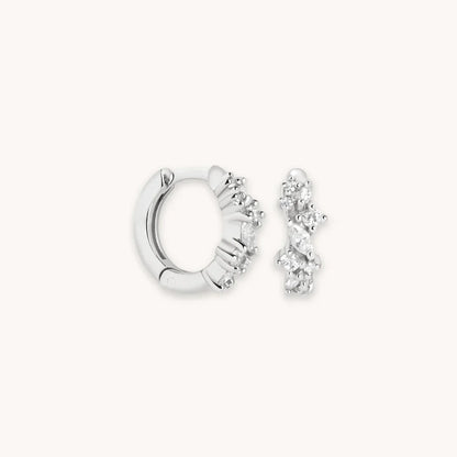 Aretes Huggie Cluster de Cristal | Oro Blanco