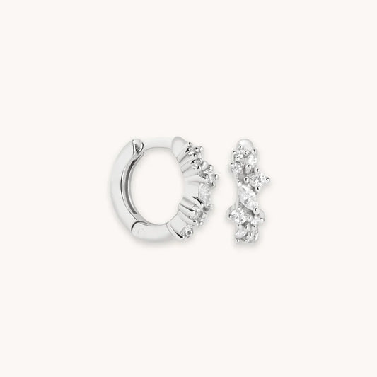 Aretes Huggie Cluster de Cristal | Oro Blanco
